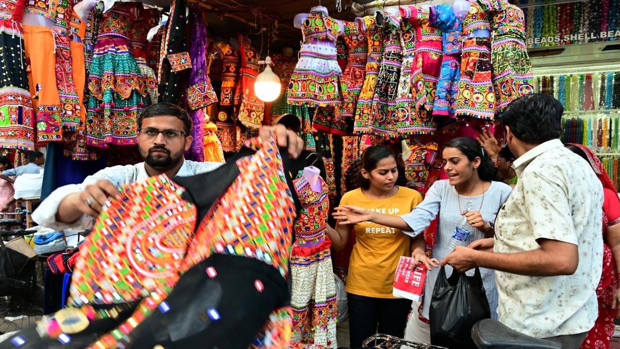 They wear traditional attire and jewellery and dance to the sounds of folk as well as Bollywood songs and music to celebrate Navratri