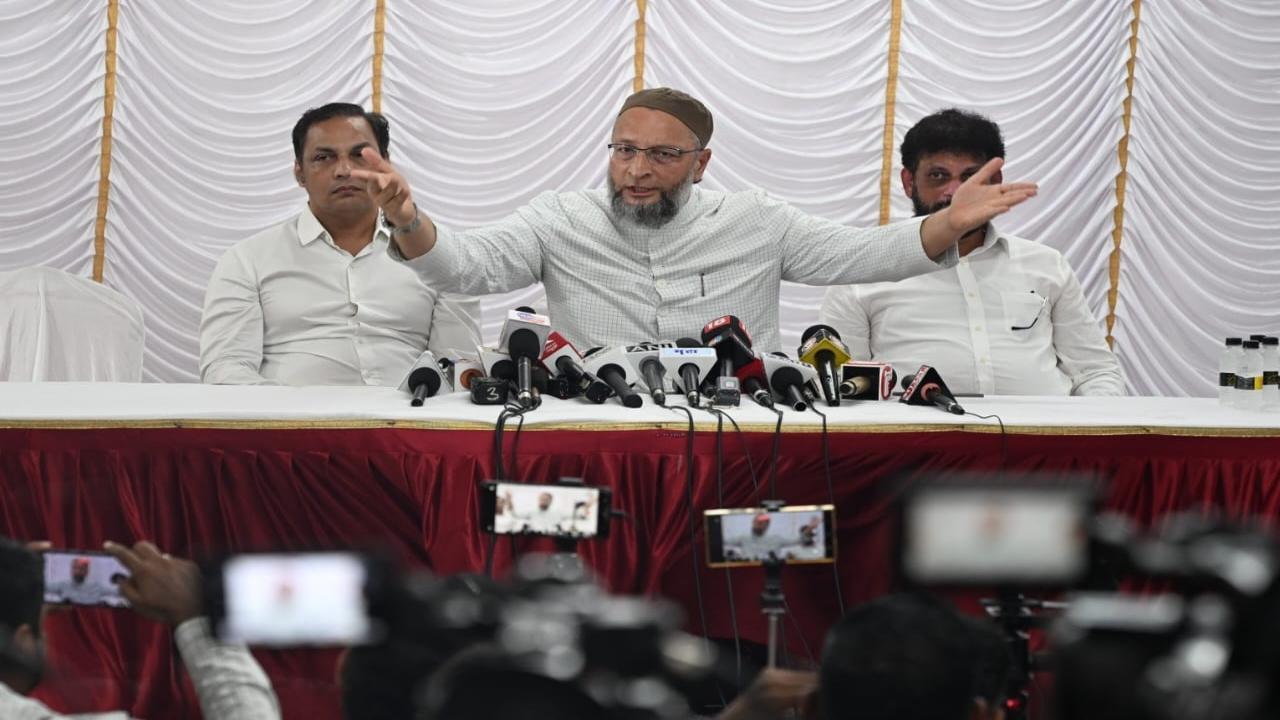 AIMIM chief Asaduddin Owaisi addresses the media in Mumbai. PIC/SAYYED SAMEER ABEDI