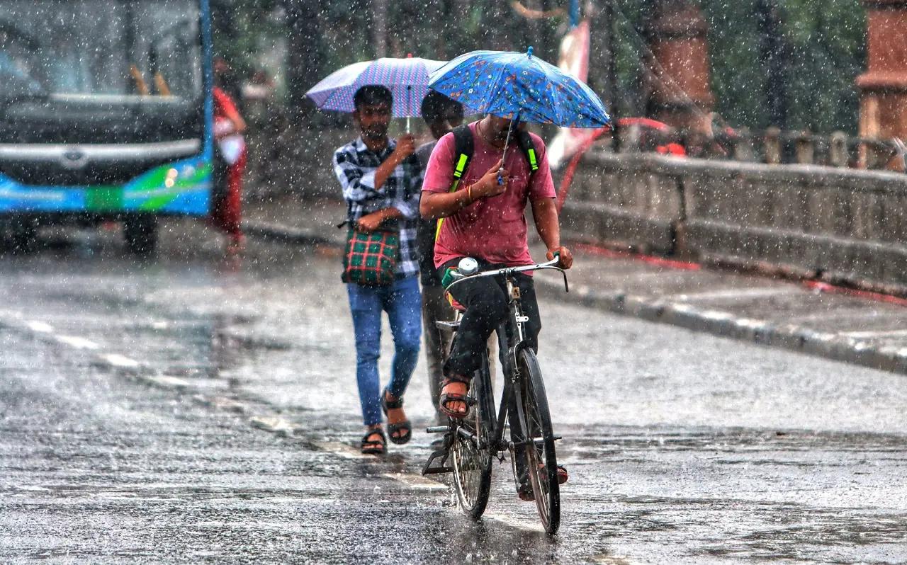 Rain lashes parts of Delhi
