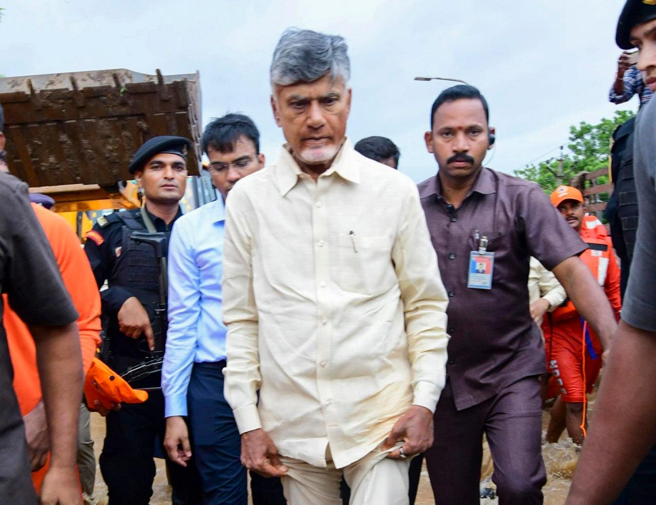 He directed them to take the necessary steps to provide assistance to the flood victims