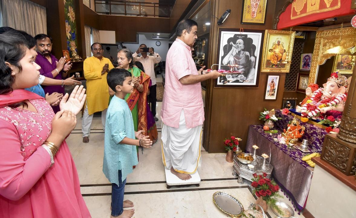 Nitin Gadkari celebrates Ganesh Chaturthi with family at Nagpur residence