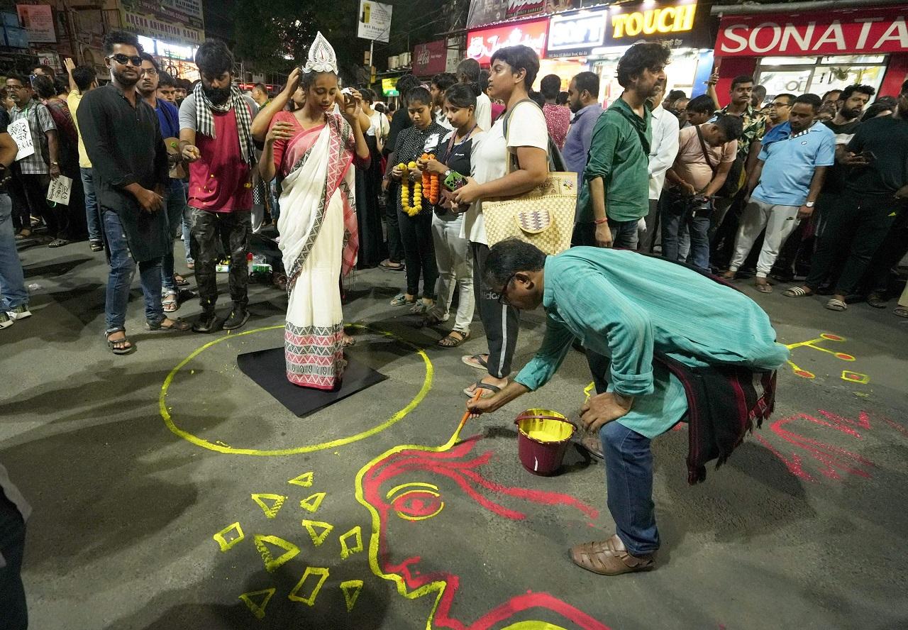 The Supreme Court on Monday directed the protesting medics to resume their duties by 5 pm on Tuesday to avoid adverse action by the state government
