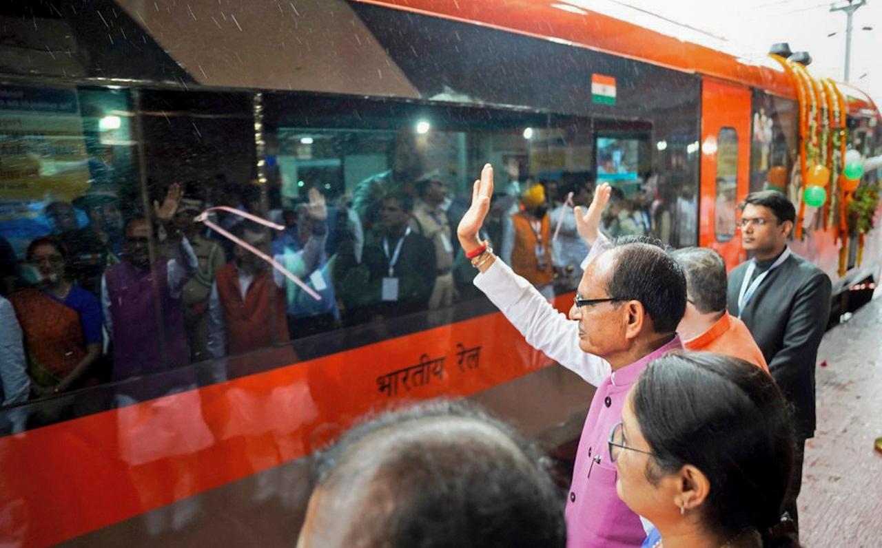 On the occasion, Union Agriculture Minister Shivraj Singh Chouhan and Jharkhand Governor Santosh Kumar Gangwar were present at Tatanagar station