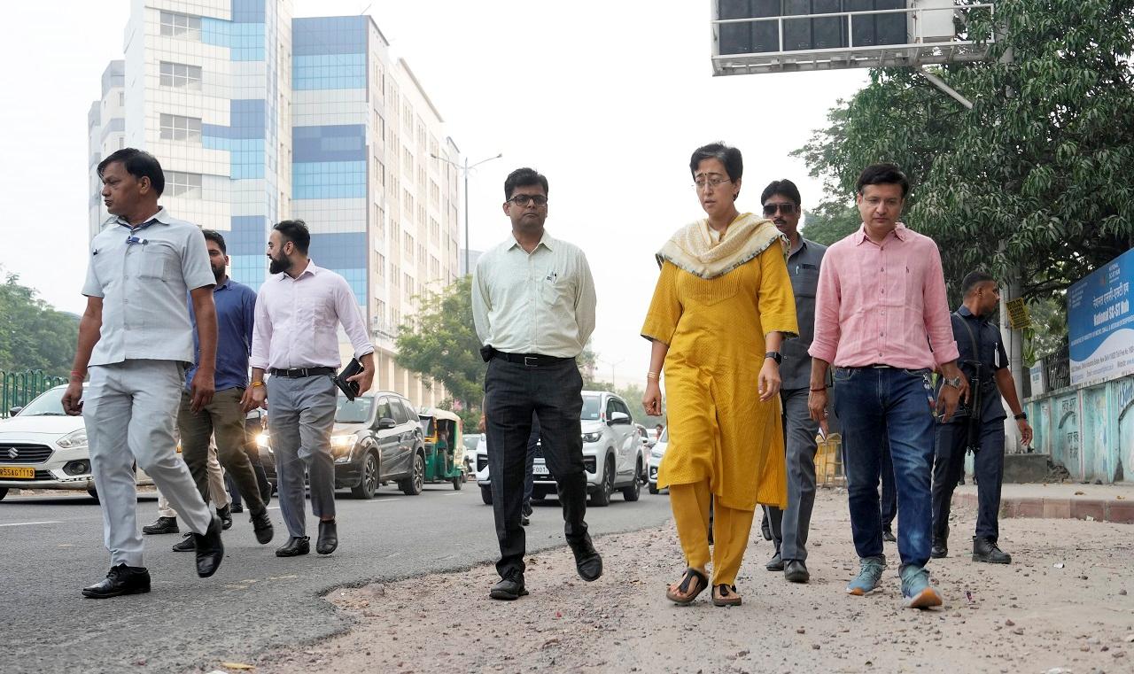 Former Delhi Chief Minister Arvind Kejriwal inspected several roads along with Atishi and asserted that a report should be prepared on all the roads under the PWD. The AAP supremo also handed over a letter to Atishi in the state assembly urging immediate repair of the damaged roads