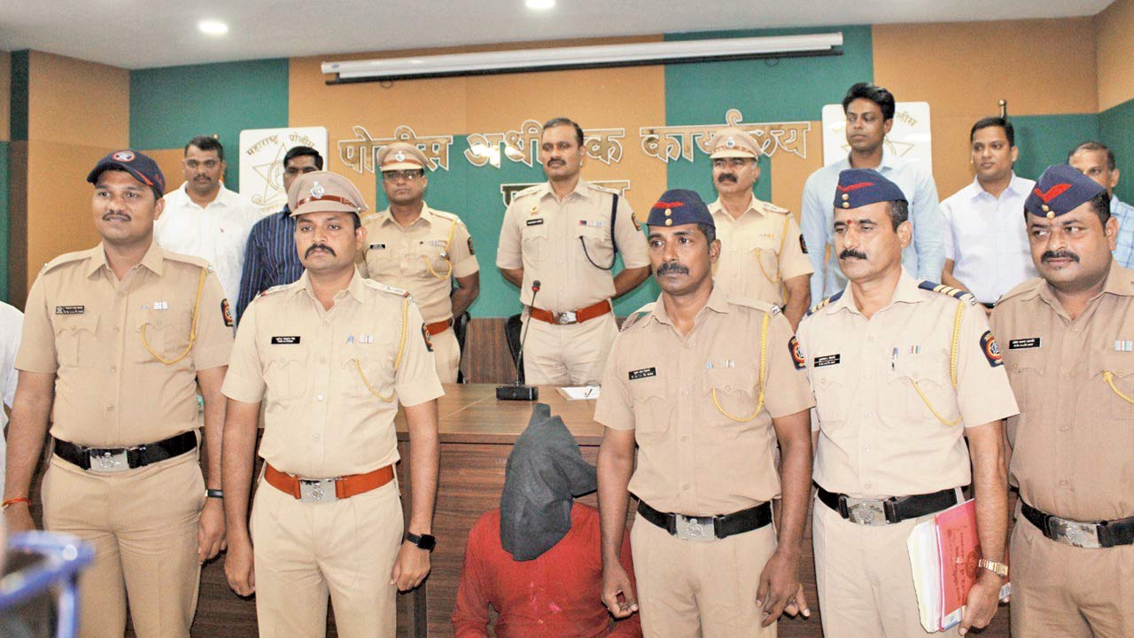 The prime suspect, Arif Ali Ansari in police custody. Pics/Hanif Patel