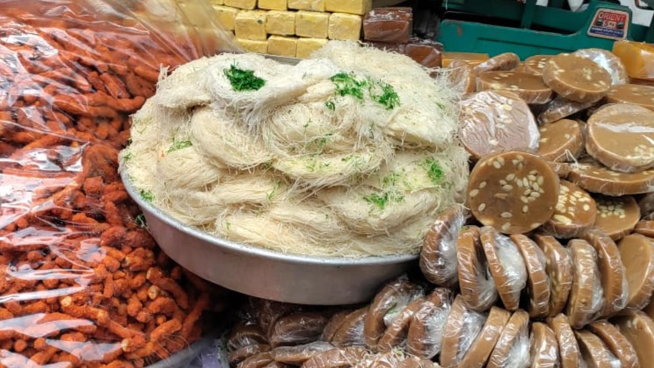 Kala Channa, Pheni and Aam PapadIt is impossible to ignore the kala channa (black channa) at the Bandra Fair as it is sold in abundance but beyond that look for the mouthwatering white pheni sweet or even the Aam Papad that is also present in abundance this time around for reasonable prices.