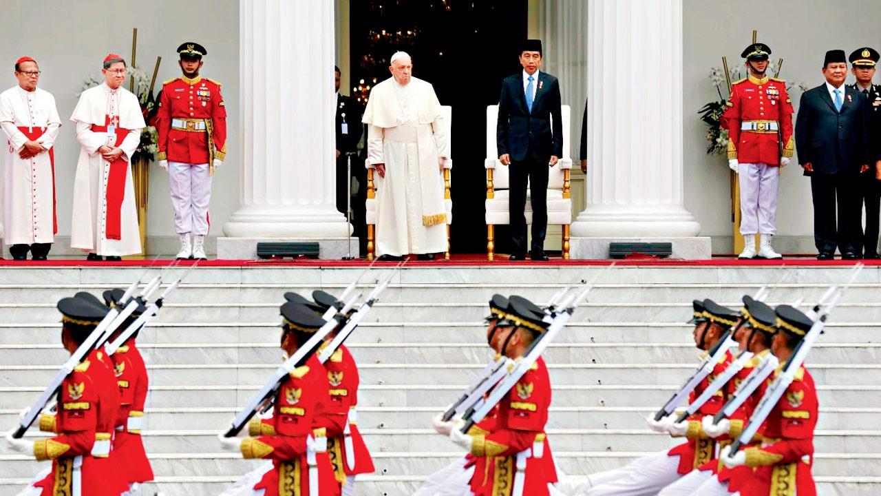 Pope urges Indonesia to fight extremism