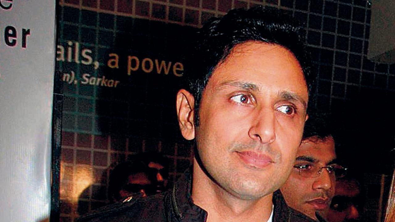 Mumbai: Blinded by headlight, actor Pravin Dabas hits divider