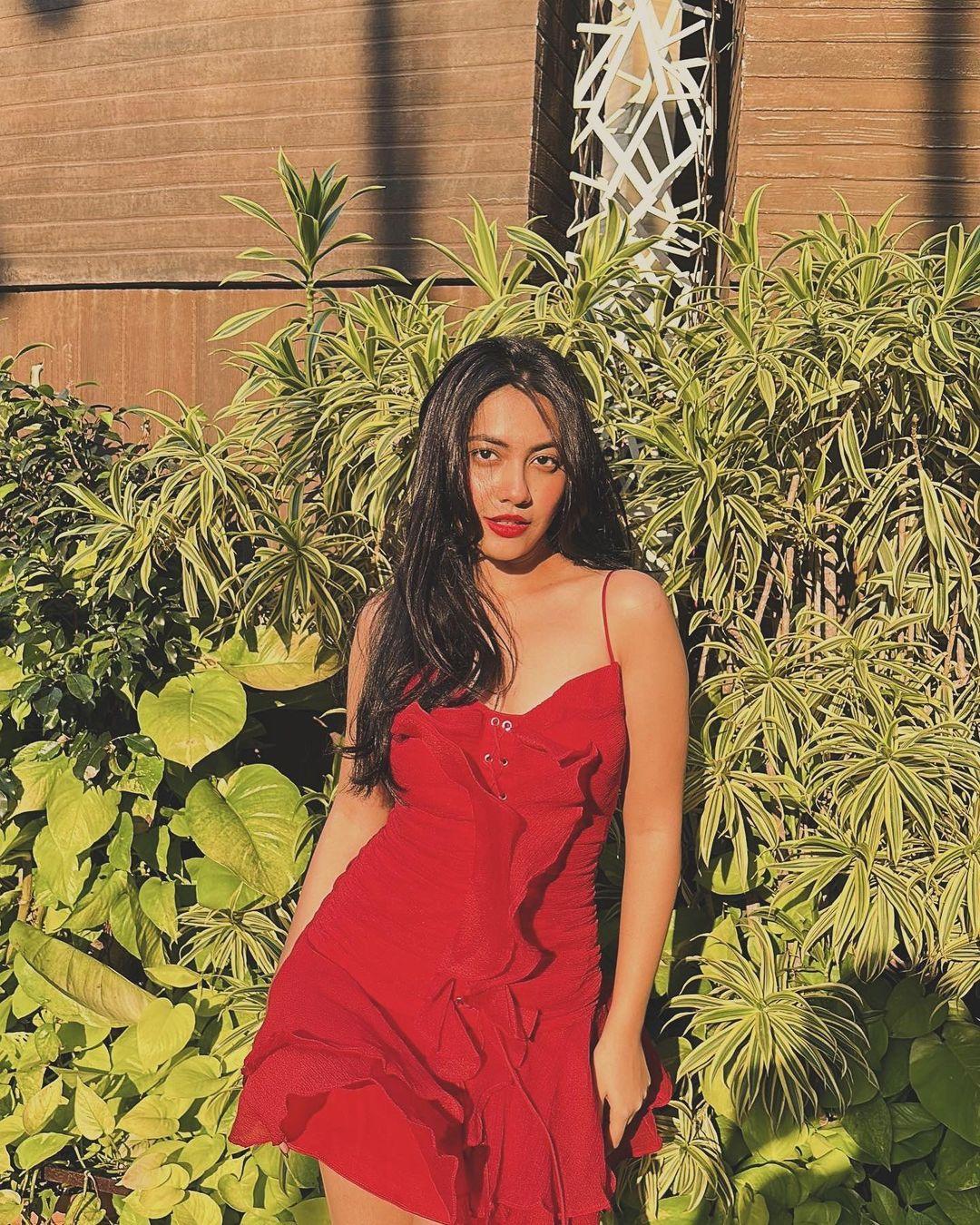  She left her hair open and kept her makeup minimal, but her bold red lipstick made a striking fashion statement