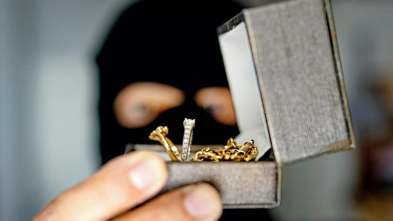 Selfie with stolen rings lands house-help in trouble