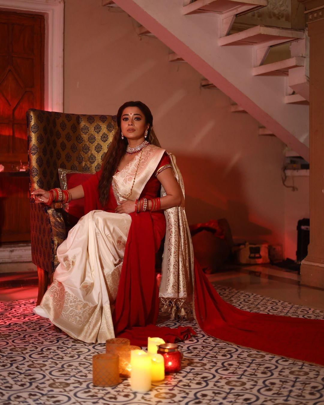 First up is this perfect Bengali beauty look. In this picture, Tina Datta can be seen wearing a beautiful red and white saree paired with a coordinated blouse.