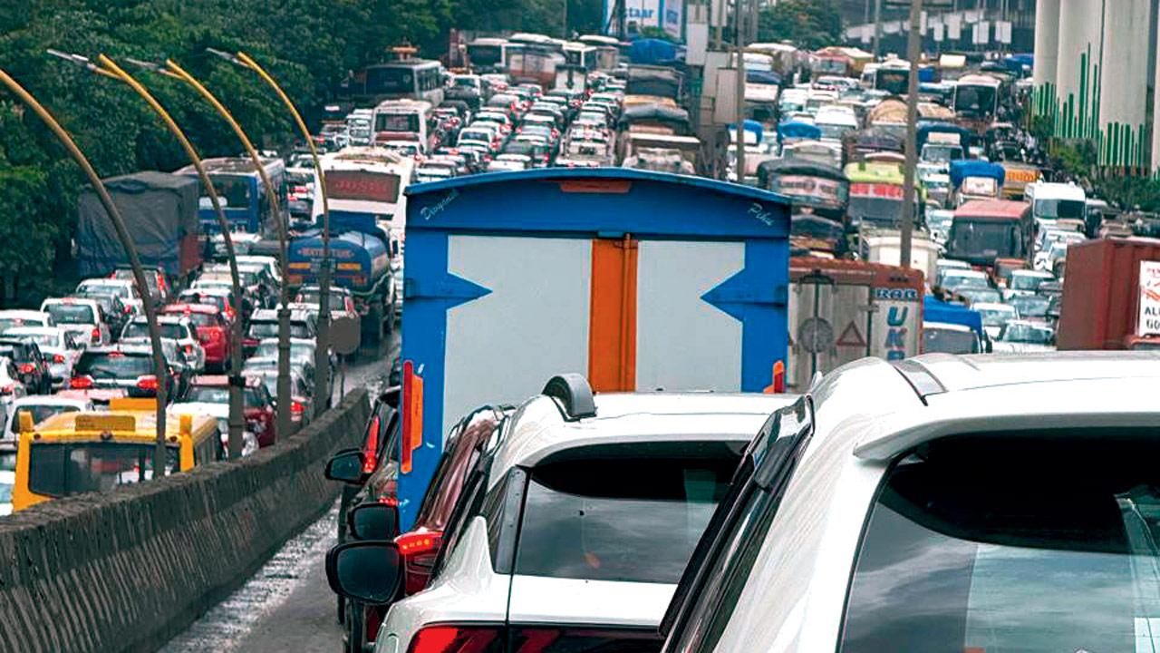 The long traffic queues caused by the overturned truck. Pics/Rajesh Gupta 