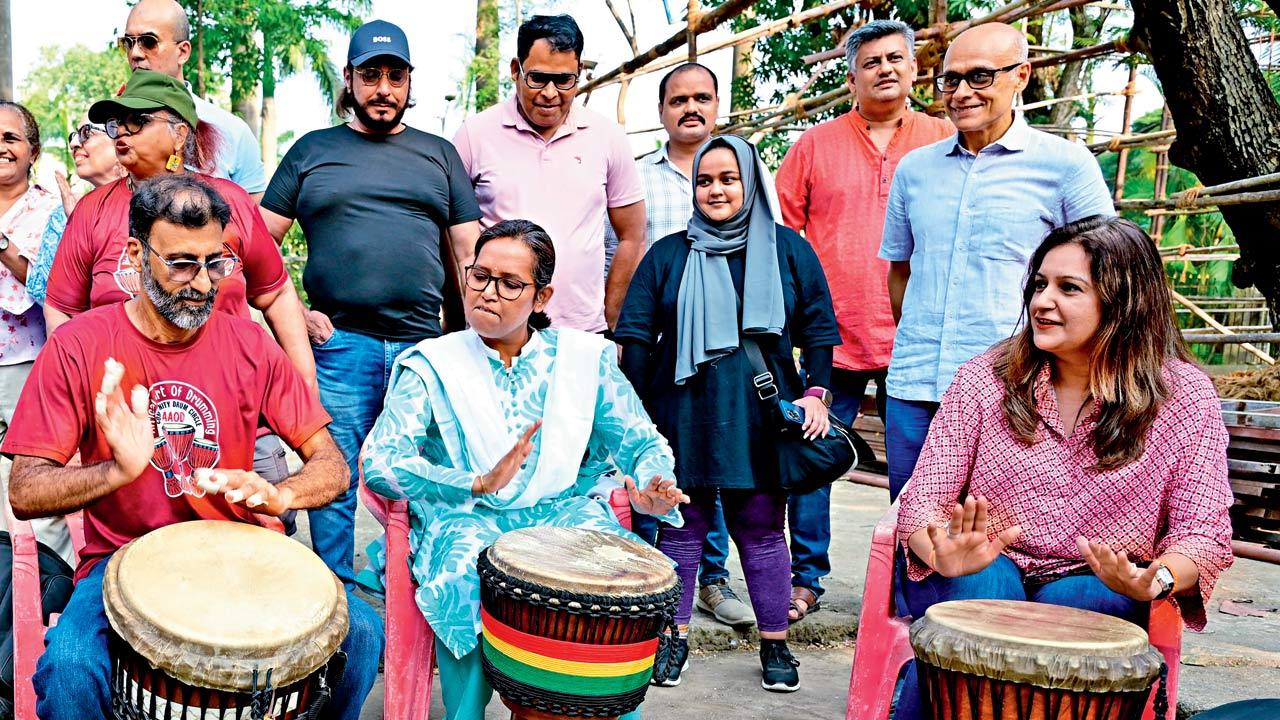 Varsha Gaikwad (second from right) from Congress and Shiva Sena (UBT)’s Priyanka Chaturvedi (right) say drum’s the word at this green bowl. Pics/Shadab Khan