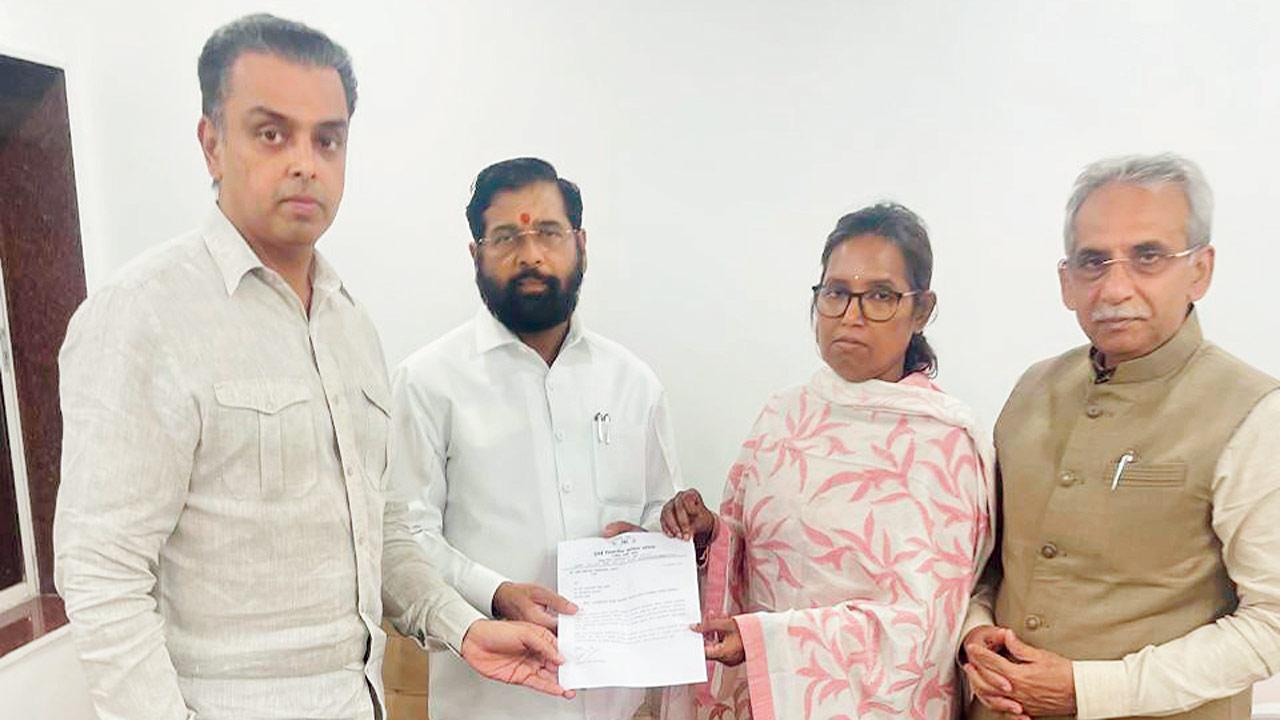 Mumbai: Congress slams Varsha Gaikwad for photo with turncoat Milind Deora