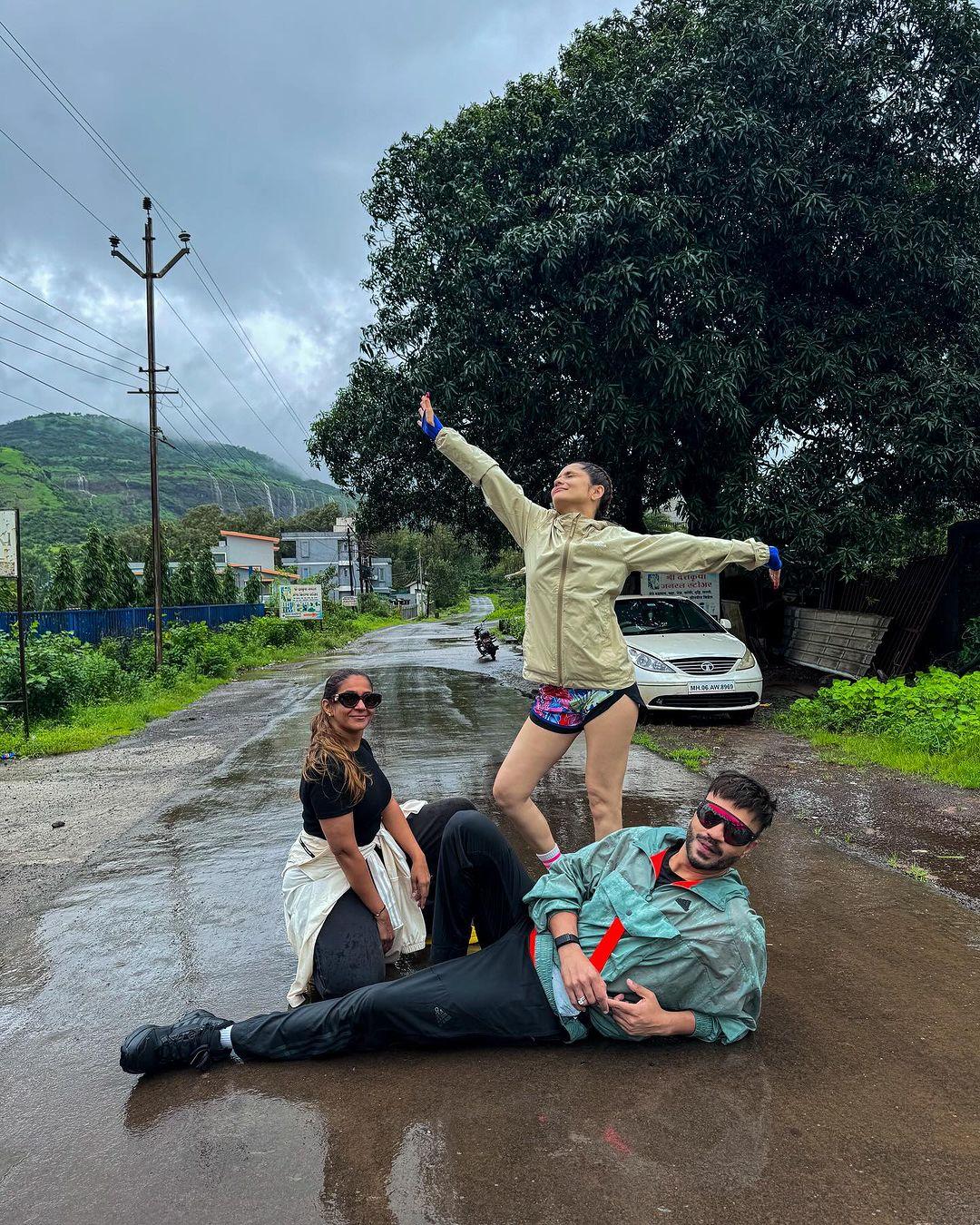 Lying on a clean road filled with greenery — ahhh, that's what we want on a Monday, not sitting in a rickshaw and going to the office in traffic!