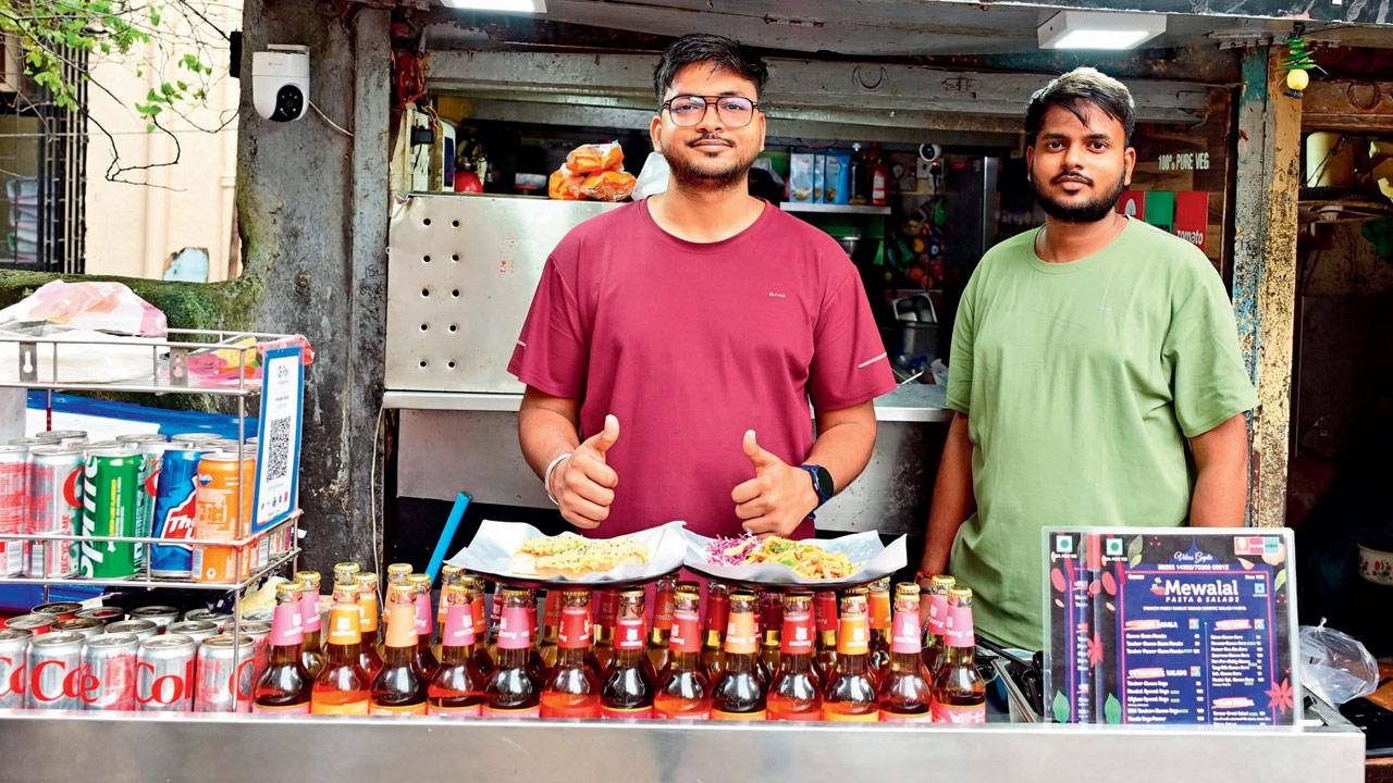 Owners and brothers Vikas Gupta (L) and Vishal Gupta (R) making avocado toast at their stall in Andheri East. PIC/SHADAB KHAN