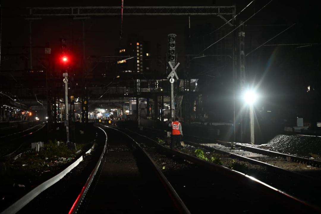 In Photos: Western Railway carries out infra work near Malad railway station