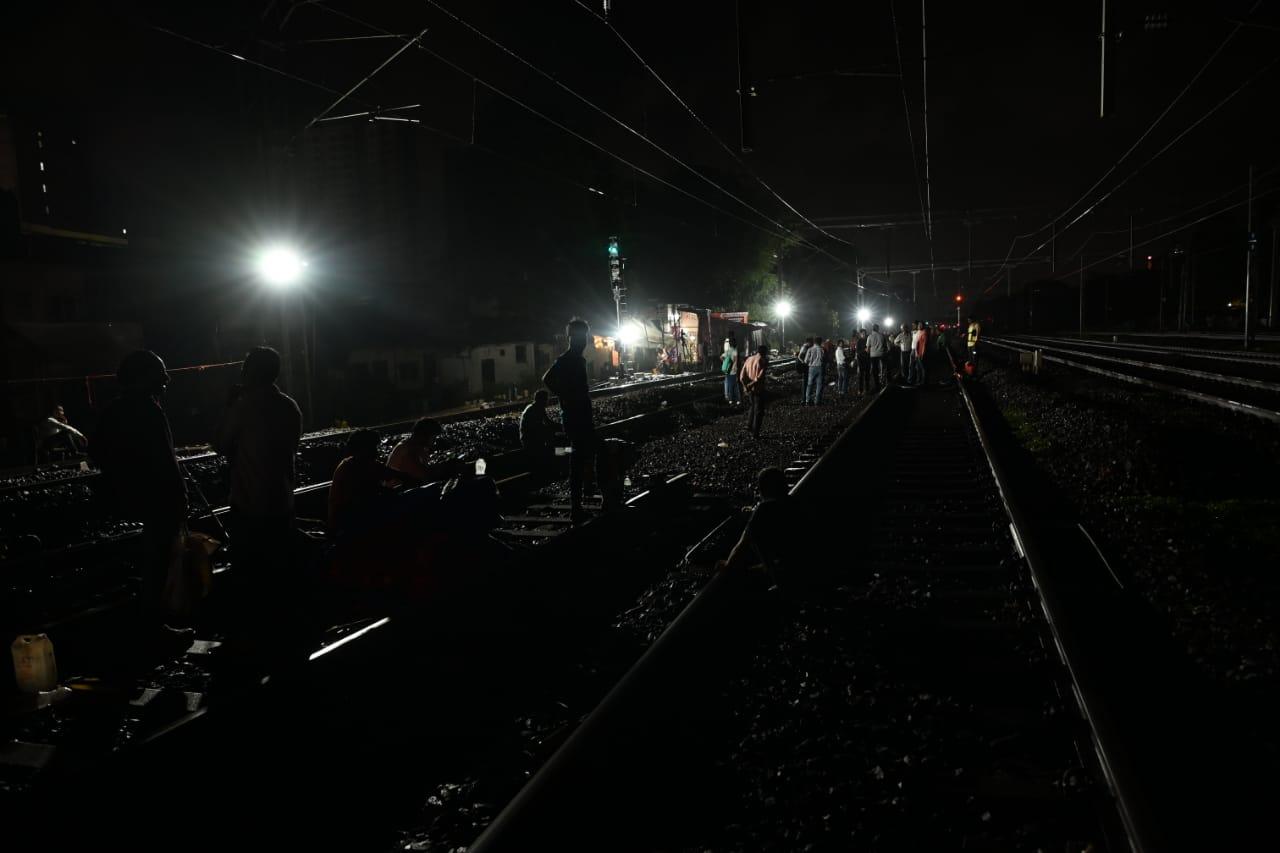 Similarly, all the Virar/Dahanu slow line trains will operate on the fast line from Andheri, and these trains will halt at Platform No 7 of Goregaon station