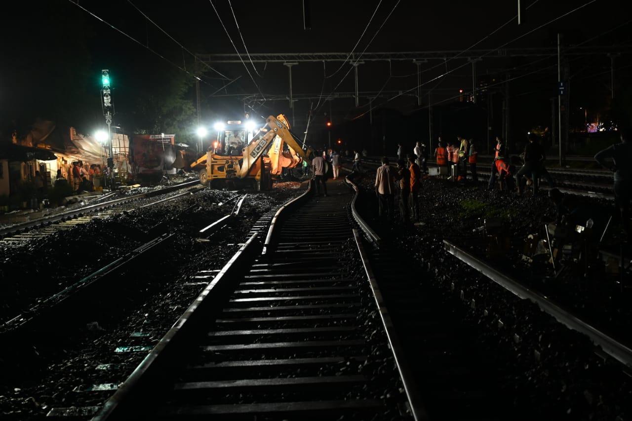 To facilitate the construction of the sixth line between Goregaon and Kandivali, a mega block of 10 hours will be undertaken on the Up and Down slow lines as well as on the Down fast line between the two stations from Saturday midnight till 10 am on Sunday