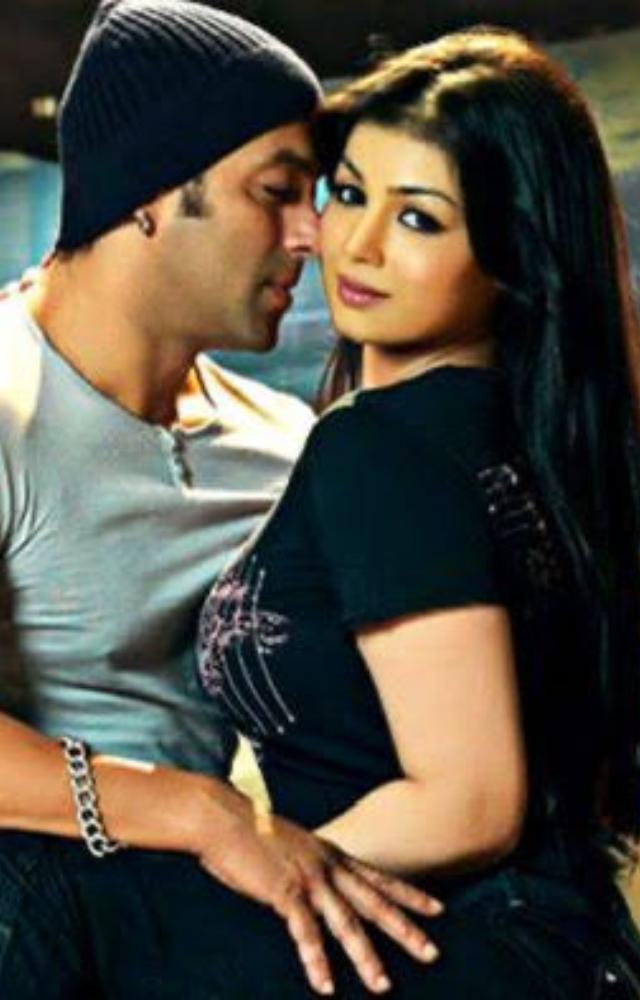 A romantic melody from Wanted, Dil Leke exudes love and charm. The endearing chemistry between Salman Khan and Ayesha Takia made this song a favourite