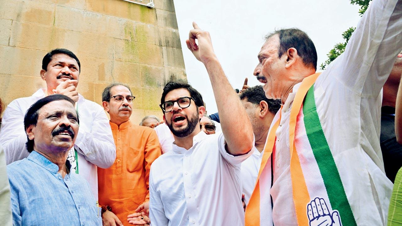 Maha Vikas Aghadi leaders and workers during the Jode Mara Andolan on Sunday. Pics/Atul Kamble