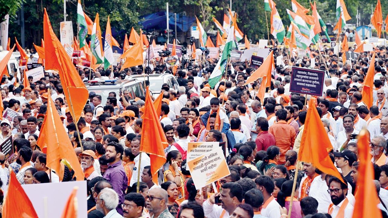 Maha Vikas Aghadi leaders and workers during the Jode Mara Andolan on Sunday. Pics/Atul Kamble