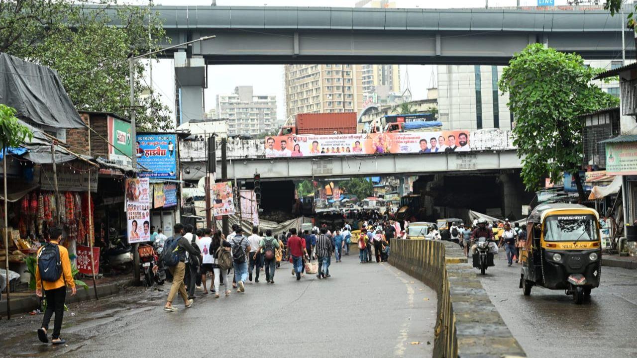 The barricades placed on the WEH during the subway widening work were removed after the inauguration of the Akurli Bridge, easing traffic flow.