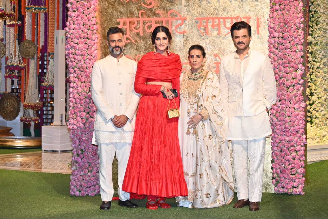 Sonam Kapoor along with her husband Anand Ahuja, father Anil Kapoor and mother Sunita Kapoor