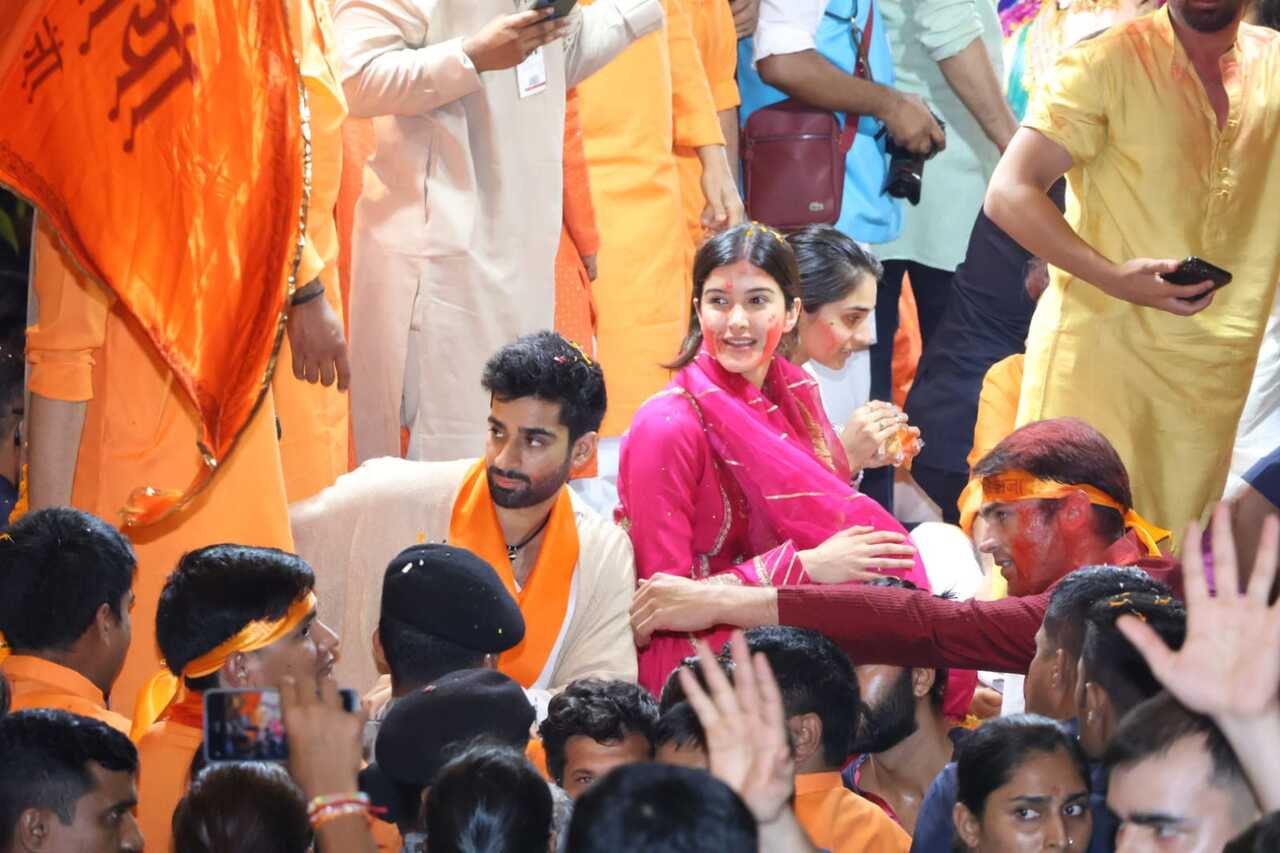 Celebrities like Shanaya Kapoor and Orry were also present for the visarjan ceremony 