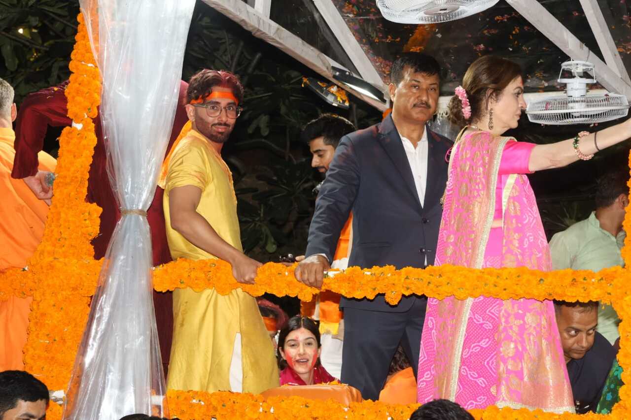Orry was seen dressed in a yellow kurta and was wearing glasses for the visarjan