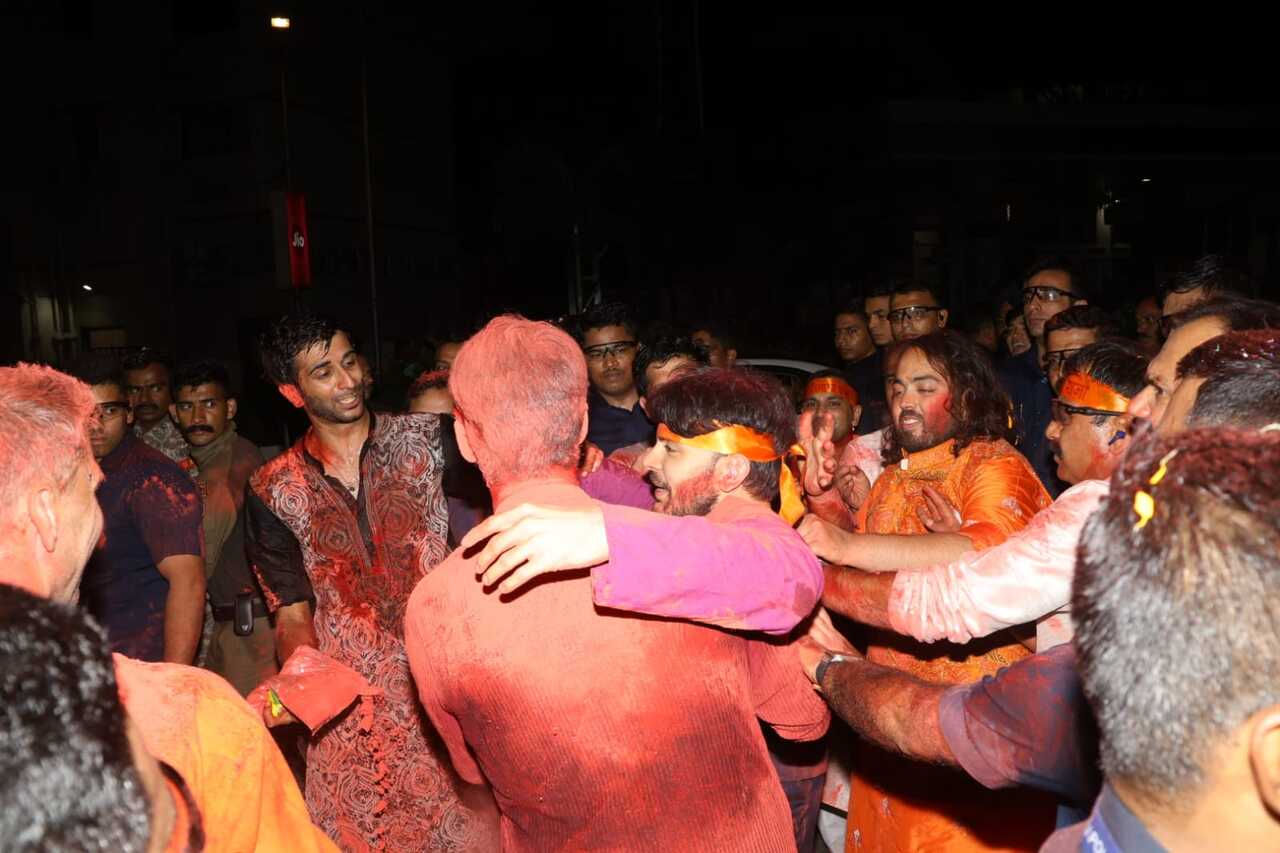 Veer Pahariya was also seen dancing at the visarjan with colours on his face