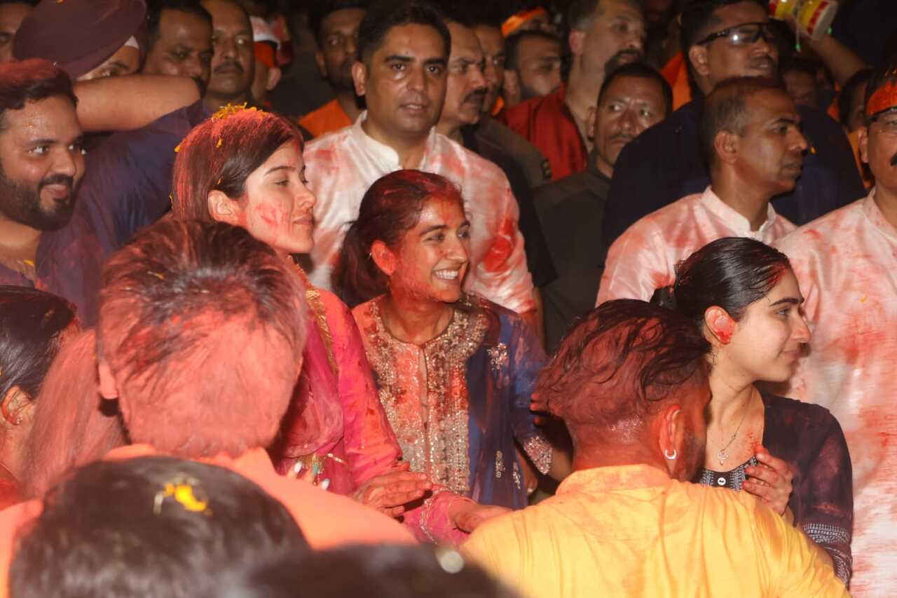 Radhika Merchant and Shanaya Kapoor were drenched in colours as they got off the truck and danced their heart out at the visarjan spot