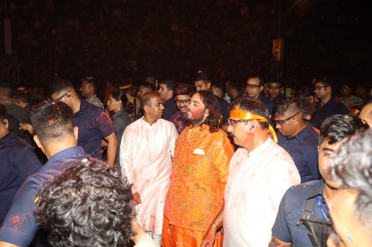 Anant Ambani was seen dressed in an orange traditional attire for the visarjan