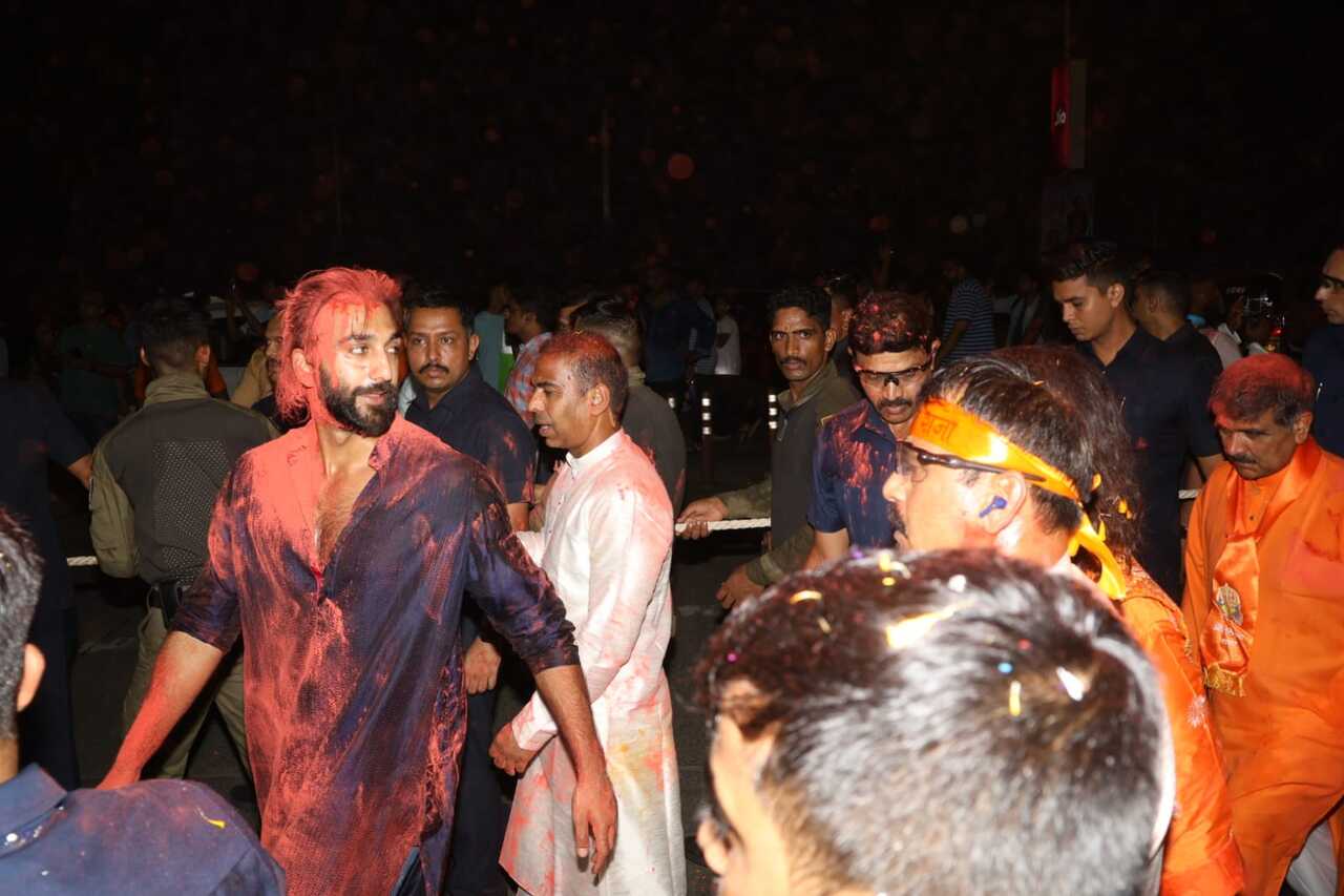 Many other friends and family members of the Ambani family joined them in the visarjan festivities