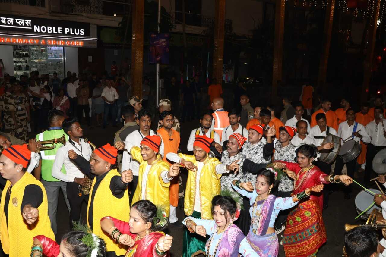 The Ambani visarjan procession also saw Koli dancers dancing their heart out