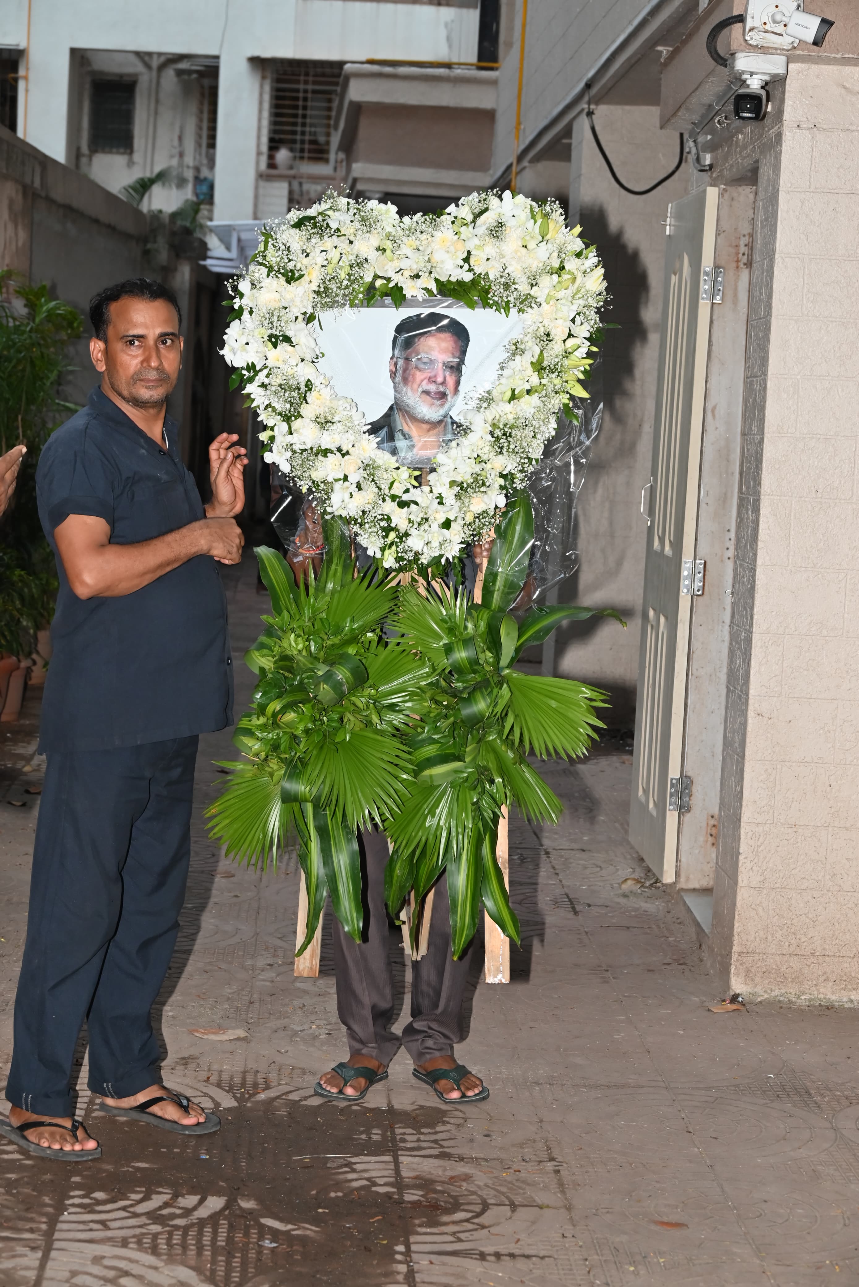 In a recent and tragic development, Malaika Arora's father, Anil Mehta, has reportedly died by suicide.