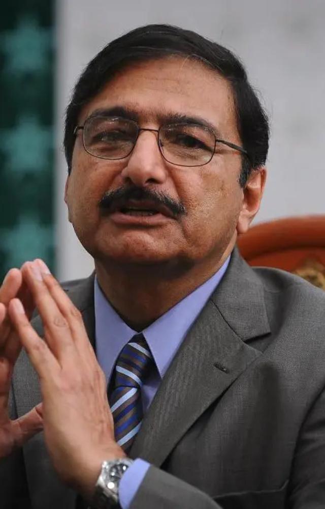 Ashraf denies groupings in PAK team