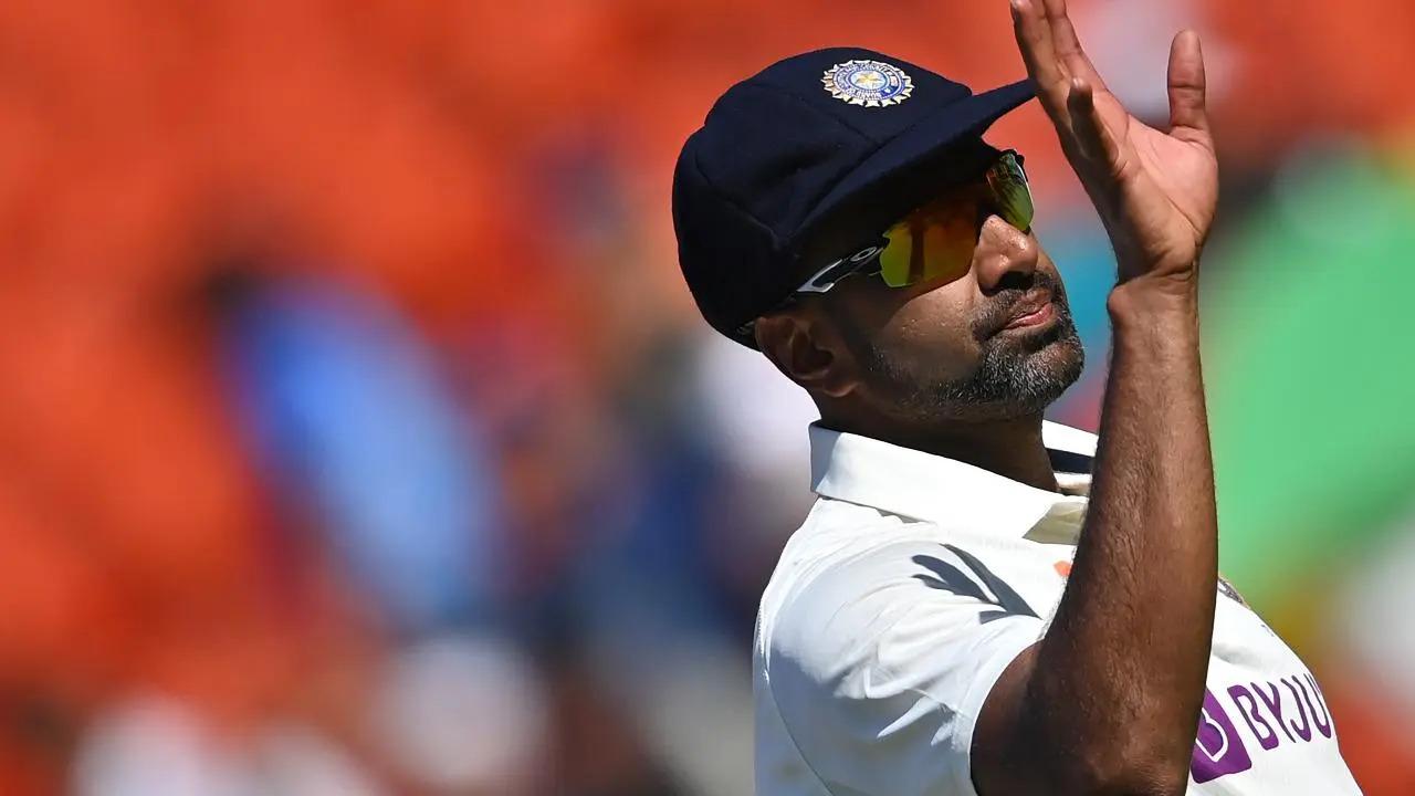The Board of Control for Cricket in India (BCCI) has decided to play with the same squad in the second Test match against Bangladesh.
India’s squad for the 2nd Test of the Bangladesh Test series: Rohit Sharma (C), Yashasvi Jaiswal, Shubman Gill, Virat Kohli, KL Rahul, Sarfaraz Khan, Rishabh Pant (WK), Dhruv Jurel (WK), R Ashwin, R Jadeja, Axar Patel, Kuldeep Yadav, Mohd. Siraj, Akash Deep, Jasprit Bumrah, Yash Dayal
