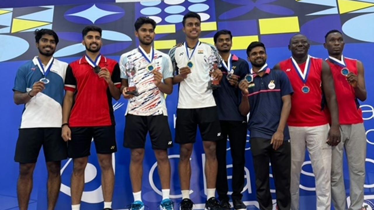 Men`s doubles gold medallists Vishnuvardhan Goud Panjala (centre) and Pruthvi Krishmamurthy Roy (3rd from left) with silver medallists Akshan Shetty (second from left) and PS Ravikrishna (left)