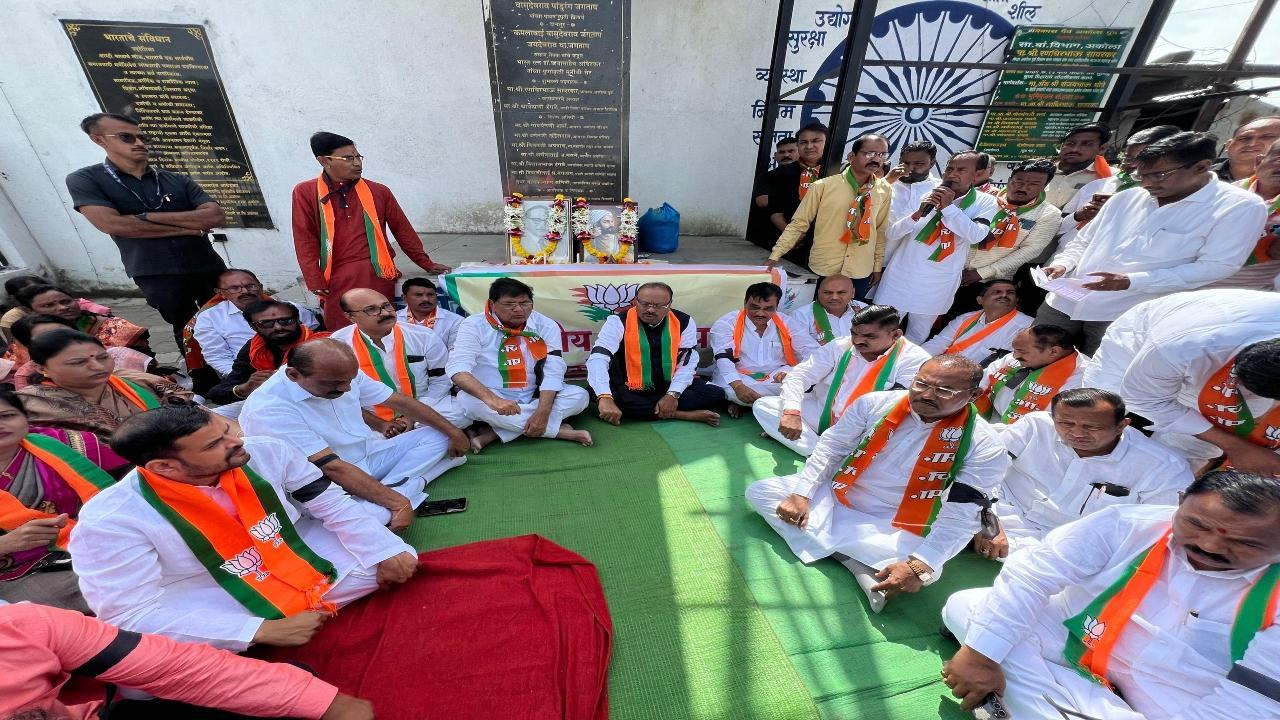 Maharashtra BJP stages protest against Rahul Gandhi over quota remarks; Congress calls agitation 'drama'