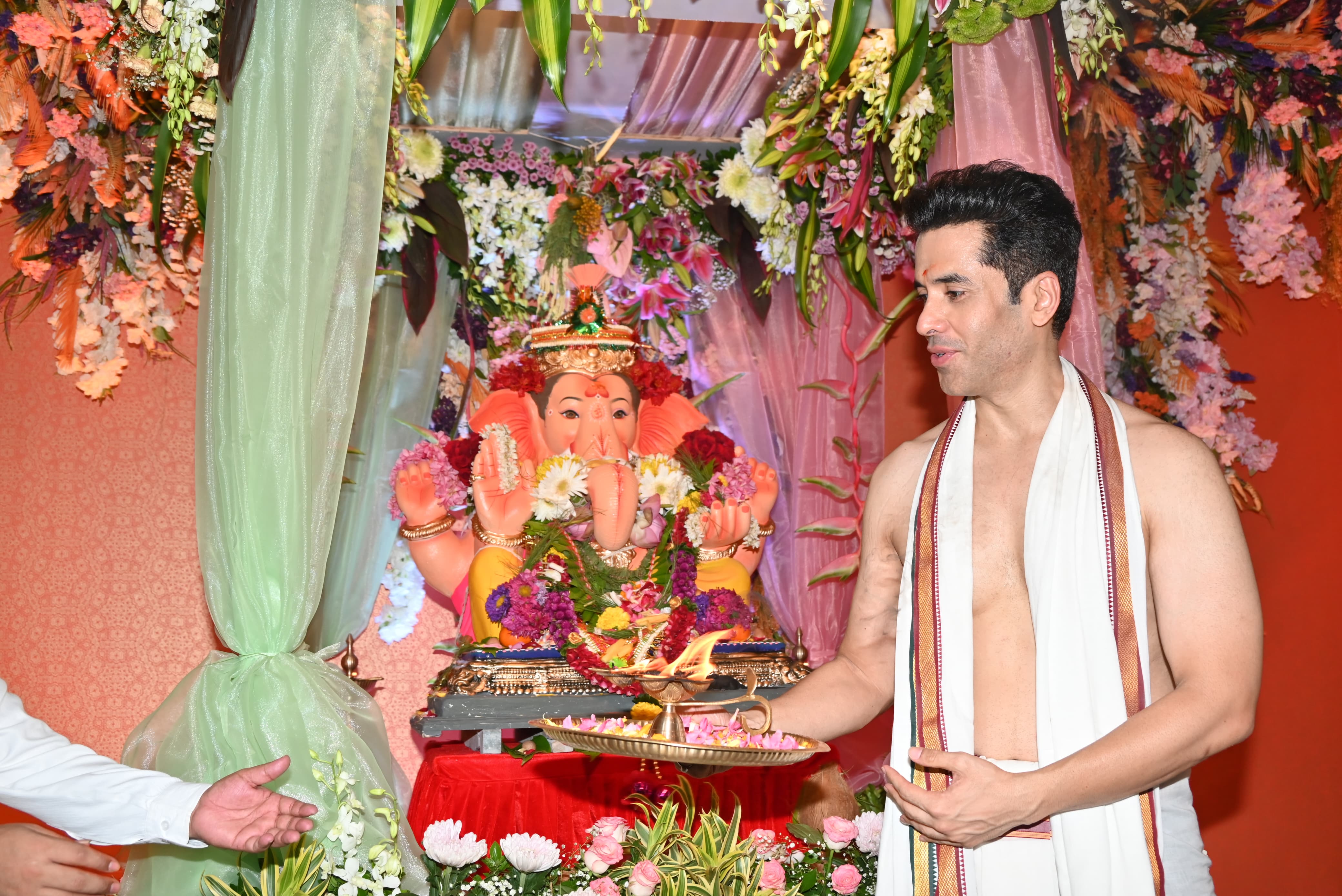 Tusshar Kapoor, who celebrates Ganesh Chaturthi with his family every year, invited photographers to his home to take part in the aarti and join in the festive celebrations.