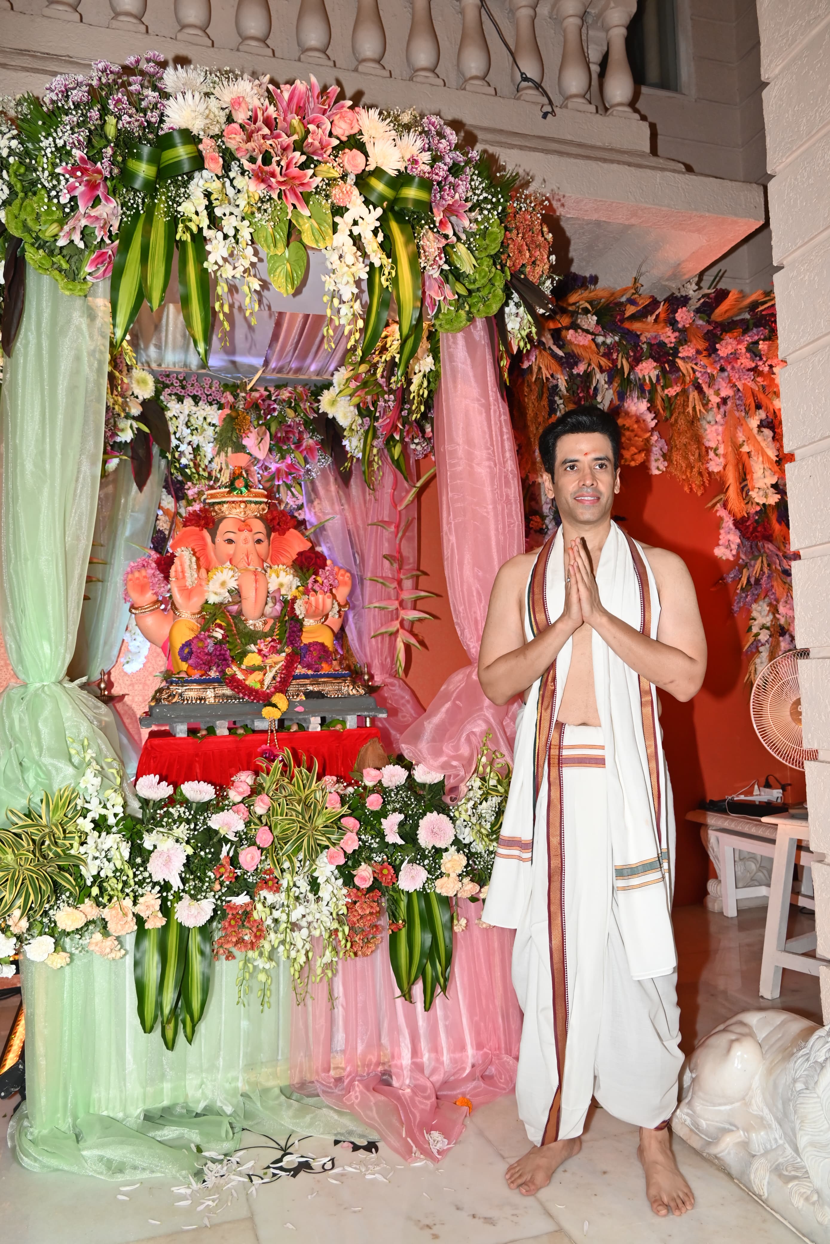The actor looked deeply involved in the rituals, maintaining his family's yearly tradition