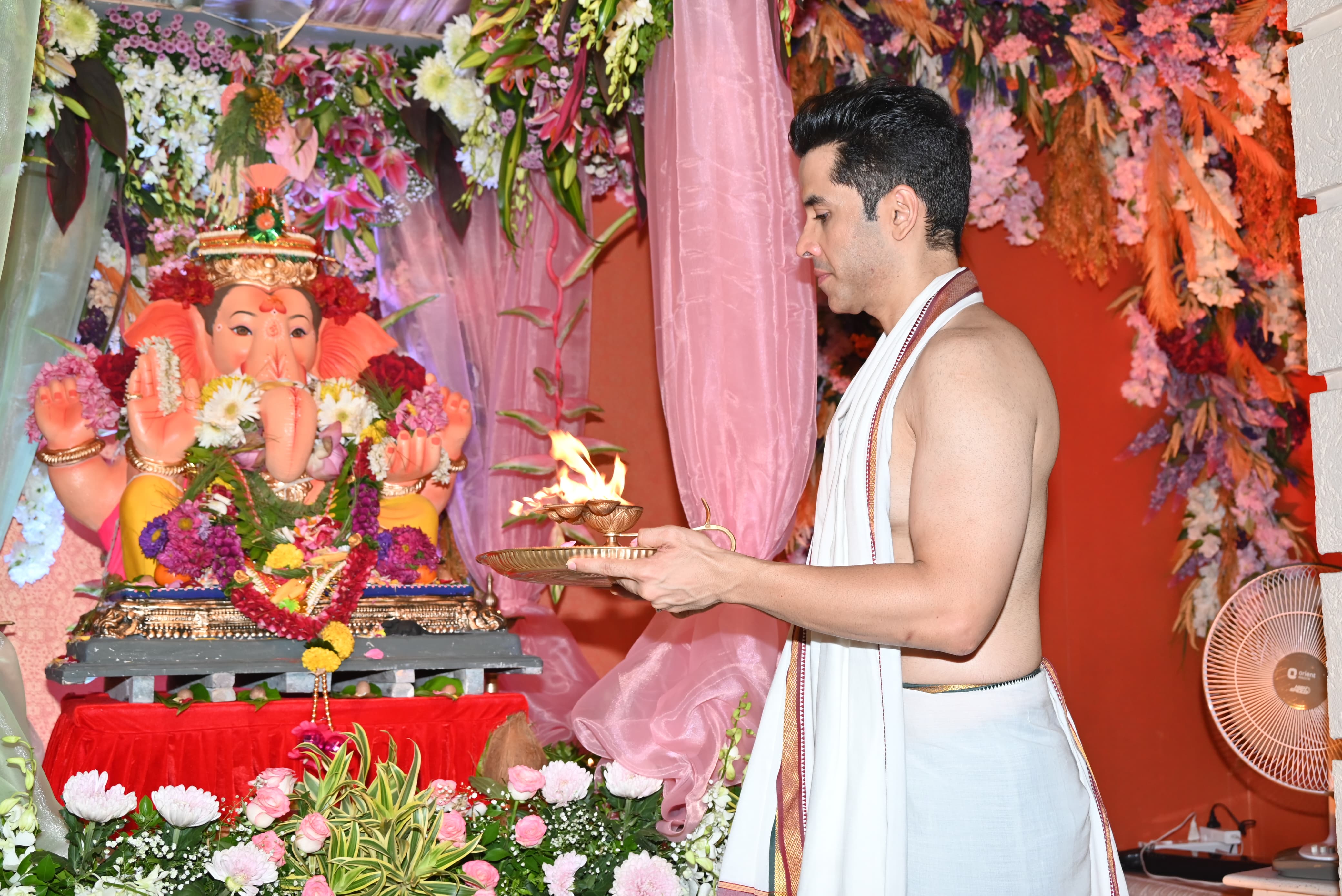 He held an aarti tray in his hand as he prepared for the prayers