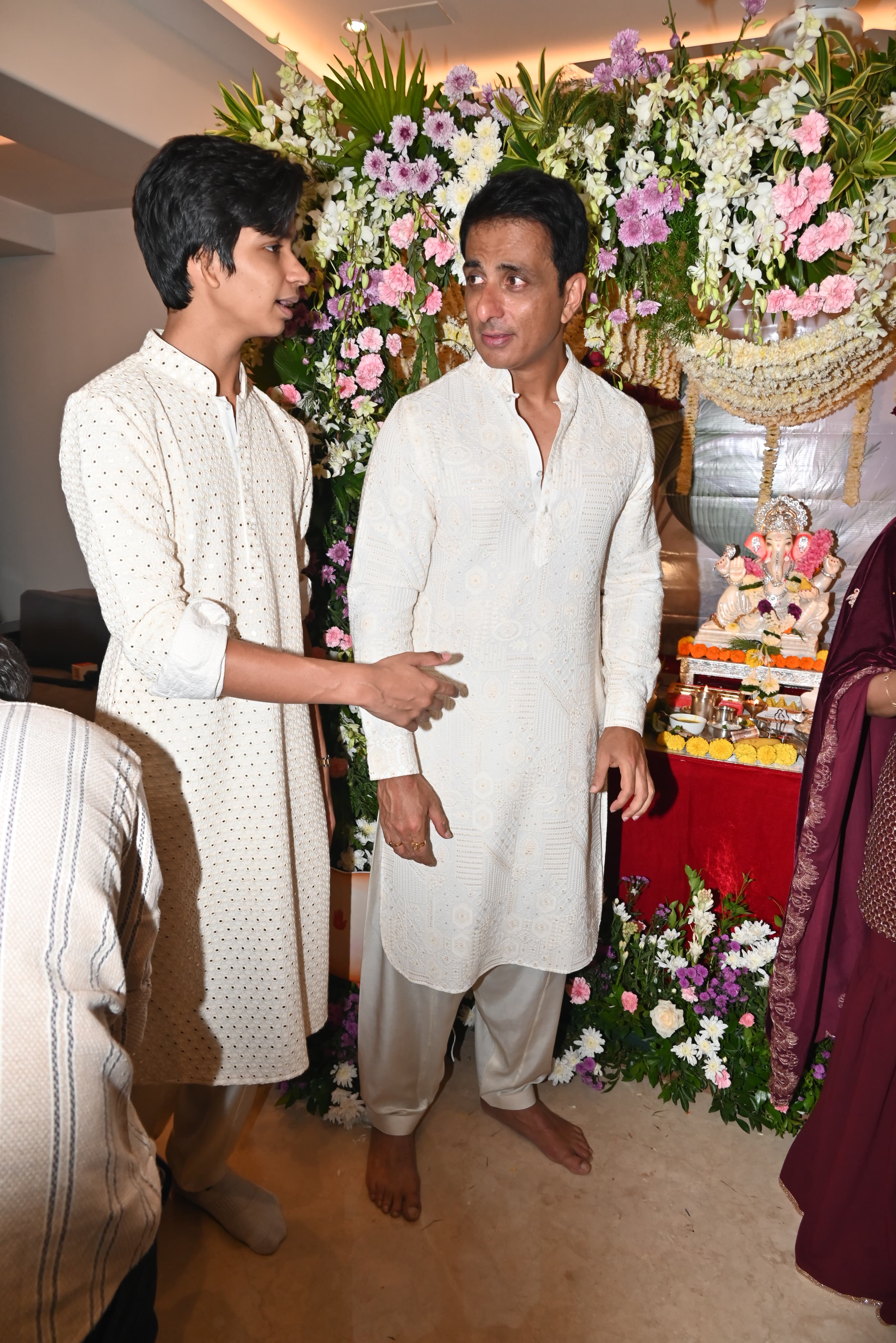The actor, known for his charity work, shared his enthusiasm with the Mumbai photographers