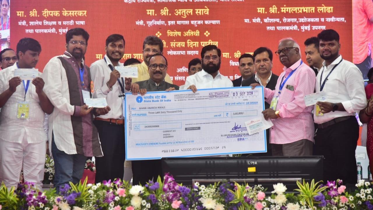 he Mumbai Metropolitan Region Development Authority (MMRDA) has started distributing rent cheques to eligible slum dwellers. Pics/MMRDA