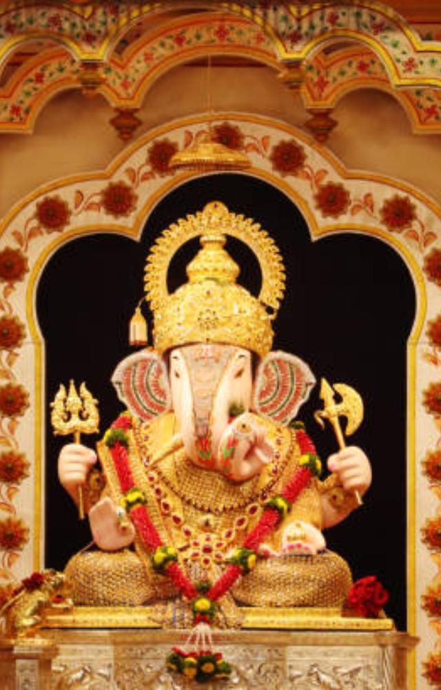 Shrimant Dagdusheth Halwai Ganpati is considered the pride of Pune. Devotees from across the country visit the temple to seek blessings from Lord Ganesh.