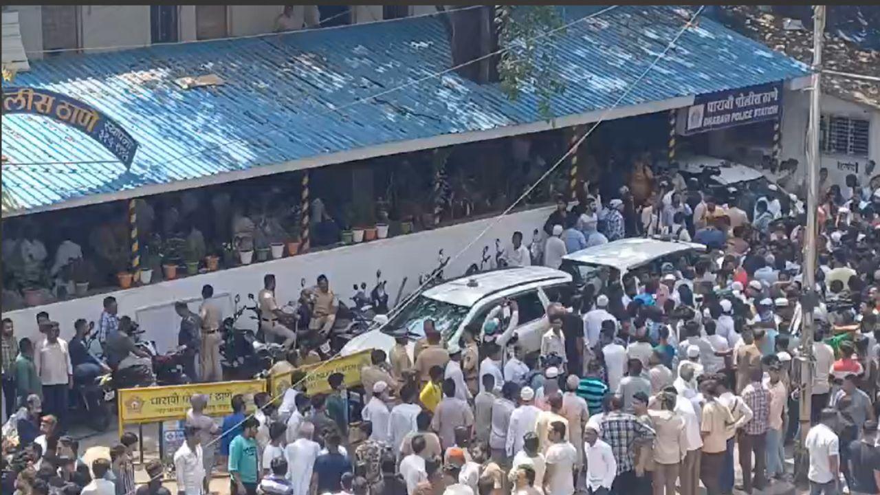 A delegation from the community including the trustees of the mosque, the BMC officials held a meeting at the Dharavi Police Station with senior personnel present. 