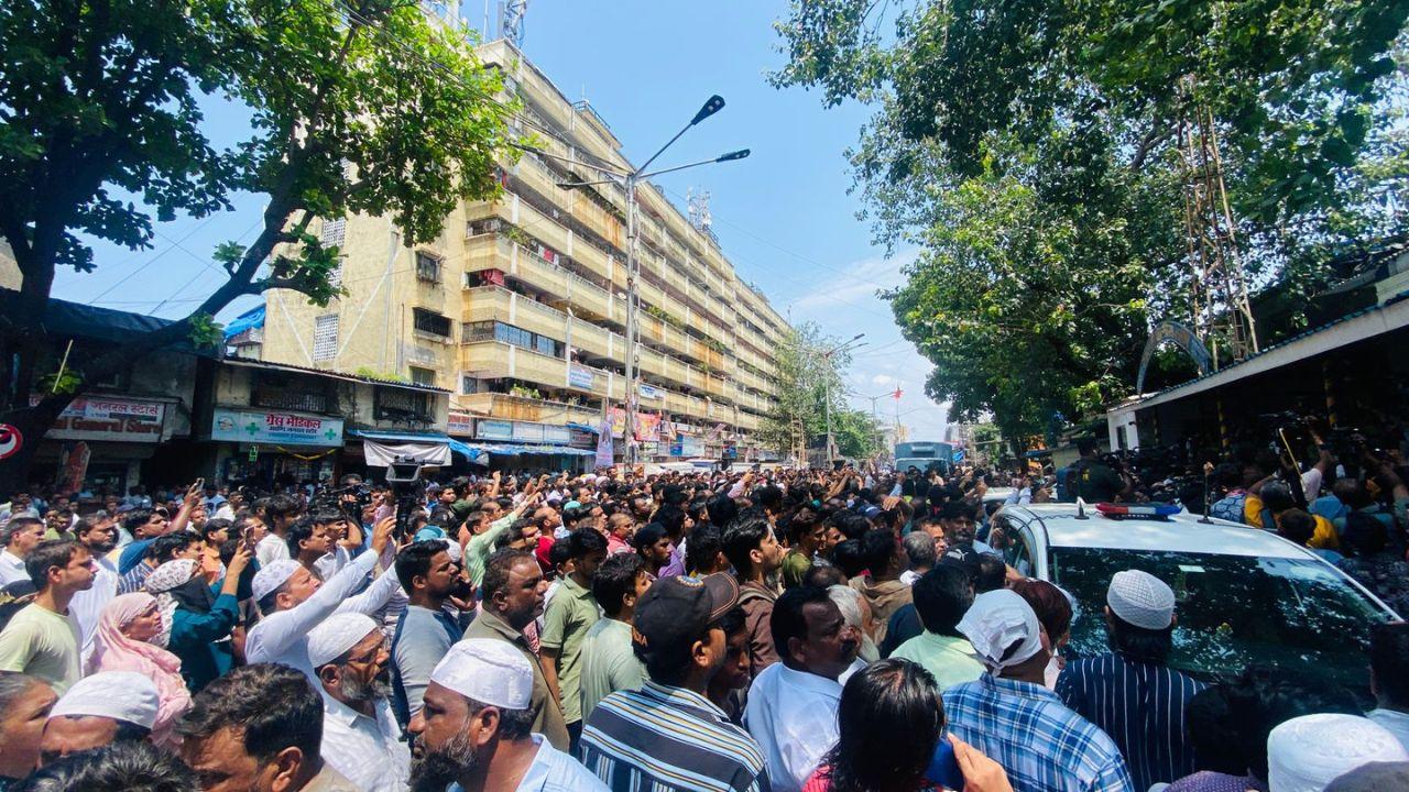 During the meeting, the trustees submitted a letter to the BMC stating that they will, within four-five days, clear the encroachments near the mosque.