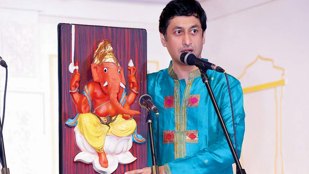 Satyajit Padhye performs with the Ganesha puppet in Kalyan 