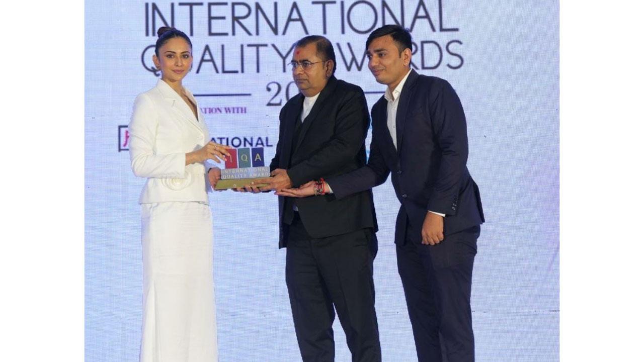 Etar India's founder, Karnaramji Mali, was honored with the International Quality Award by actress Rakul Preet Singh